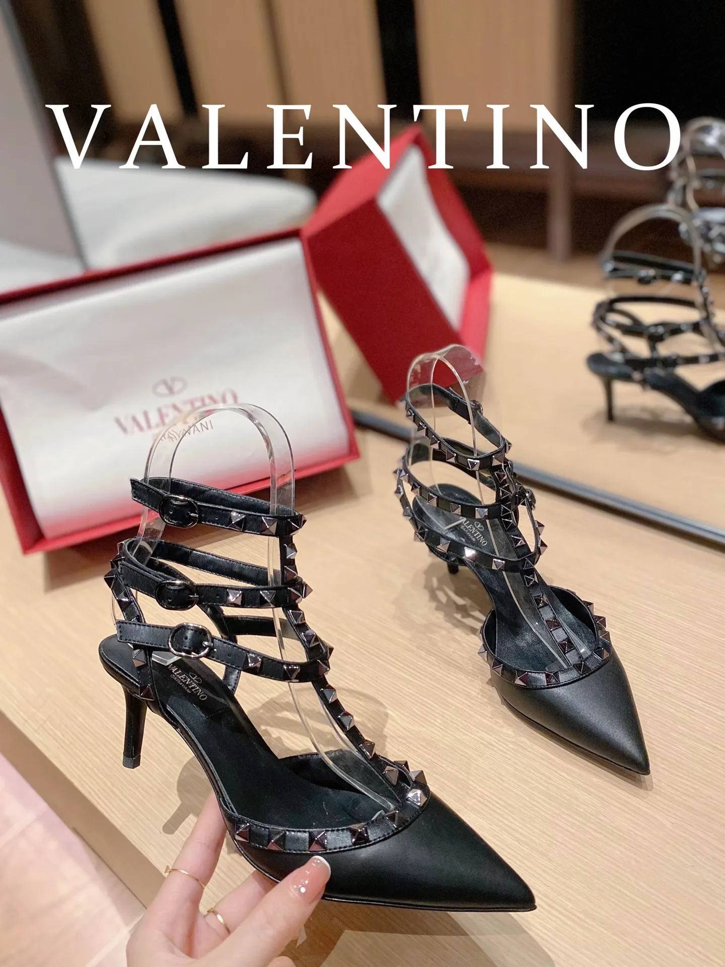 👟👟Ex-factory price 560👟👟 Women's shoes, women's clothing 𝙑𝙖𝙡𝙚𝙣𝙩𝙞𝙣𝙤/Valentino𝙑𝙏 🎁Latest colors😍ʚ😊ɞ has been an Italian national treasure brand since the 1960s. Timeless and deeply rooted in people's hearts❤ Never out of date. One of the must-have items 〰 ɪɴѓᴏʀᴍᴀᴛɪᴏɴ 〰♡ There are many colors for you to choose from💝Original molded electric rivets (non-oxidized) High-end customized imported cowhide➠Mirror patent leather❗️Details in place🆚Exclusive color card💯Comfortable sheepskin lining✅Imported Italian leather outsole🇮🇹 Size: 35-39 (34.40.41.42) Also customized♡♡ Heel height: ➠6.5cm